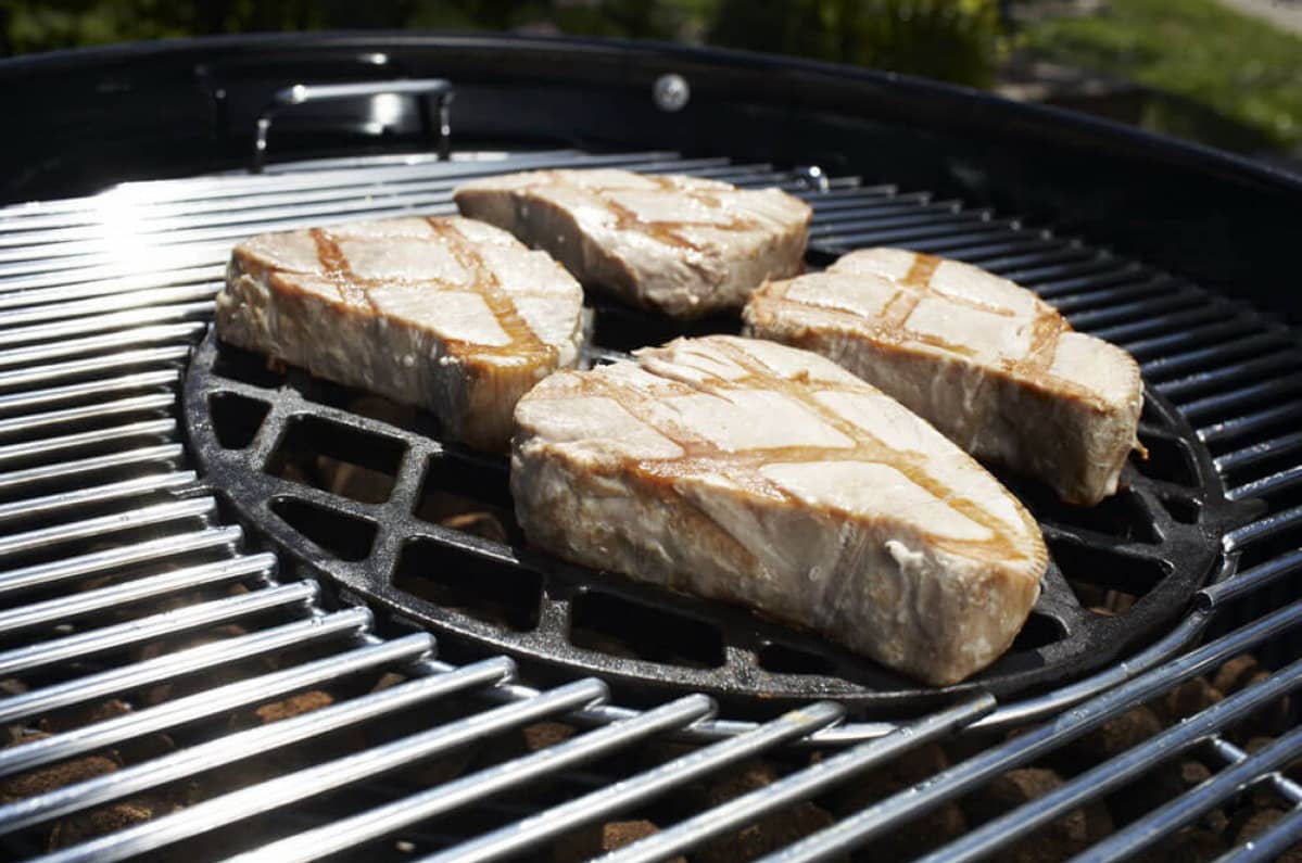 Приготовление мяса на вставке-решетке от Weber Приготовление мяса на вставке-решетке от Weber