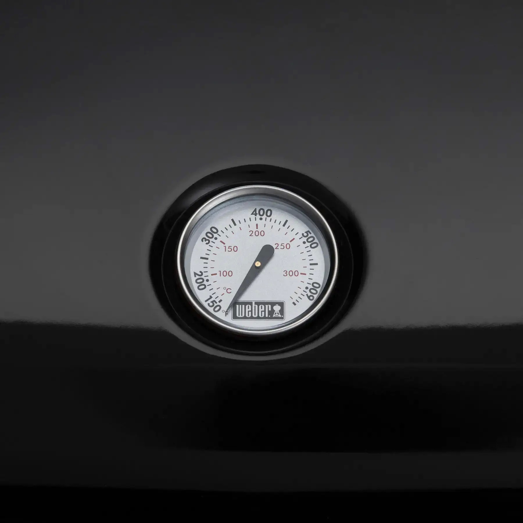 Термометр встроен в крышку гриля Weber Lumin Compact