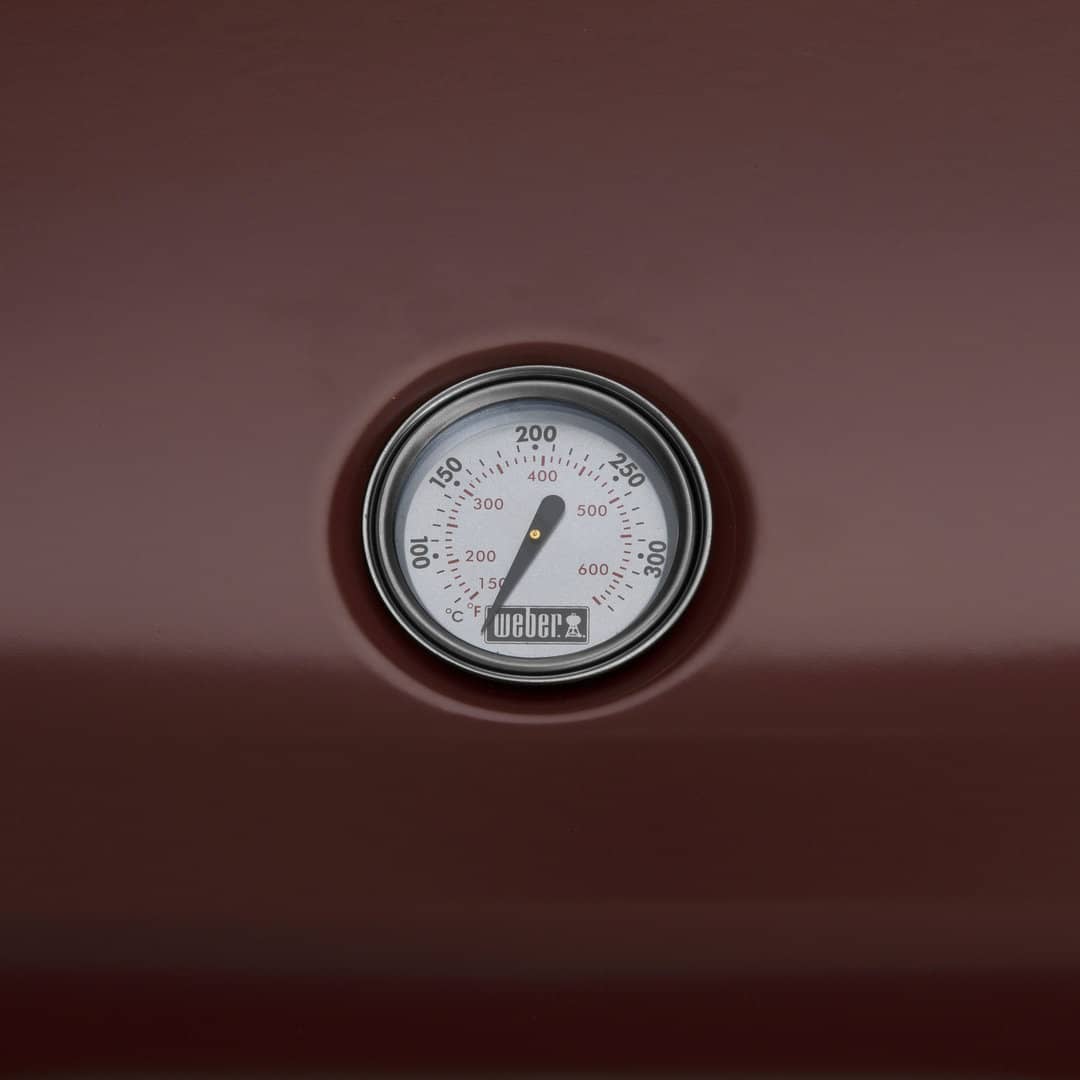 Термометр встроен в крышку гриля Weber Lumin Compact
