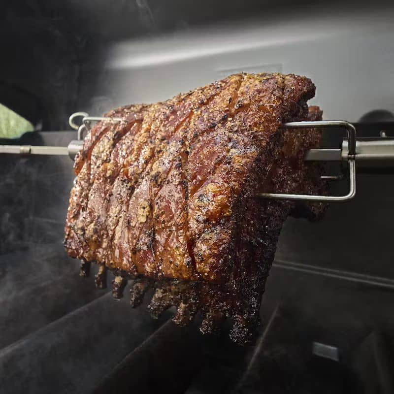 Приготовление мяса на гриле Weber Genesis E-335W Приготовление мяса на гриле Weber Genesis E-335W