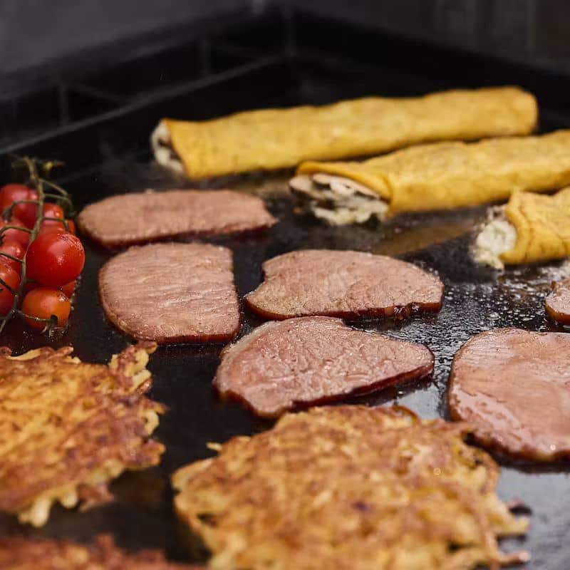 Приготовление мяса на газовом гриле Weber Genesis E-335W Приготовление мяса на газовом гриле Weber Genesis E-335W