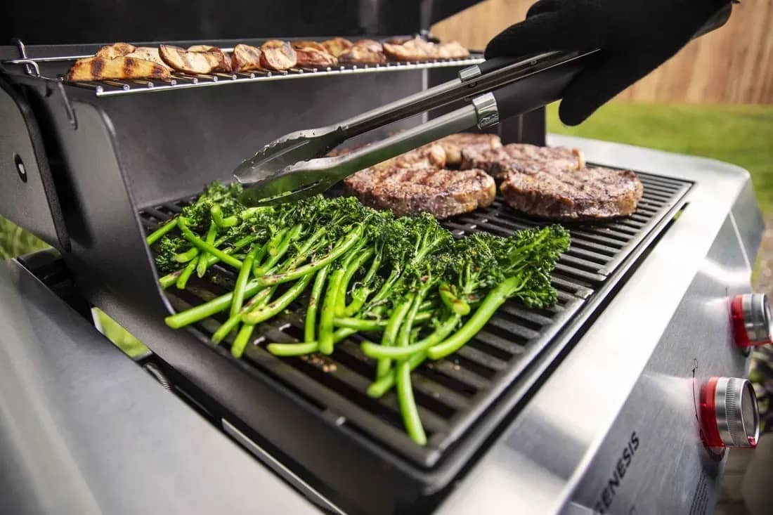 Приготовление на гриле Weber Genesis E-315 Приготовление на гриле Weber Genesis E-315