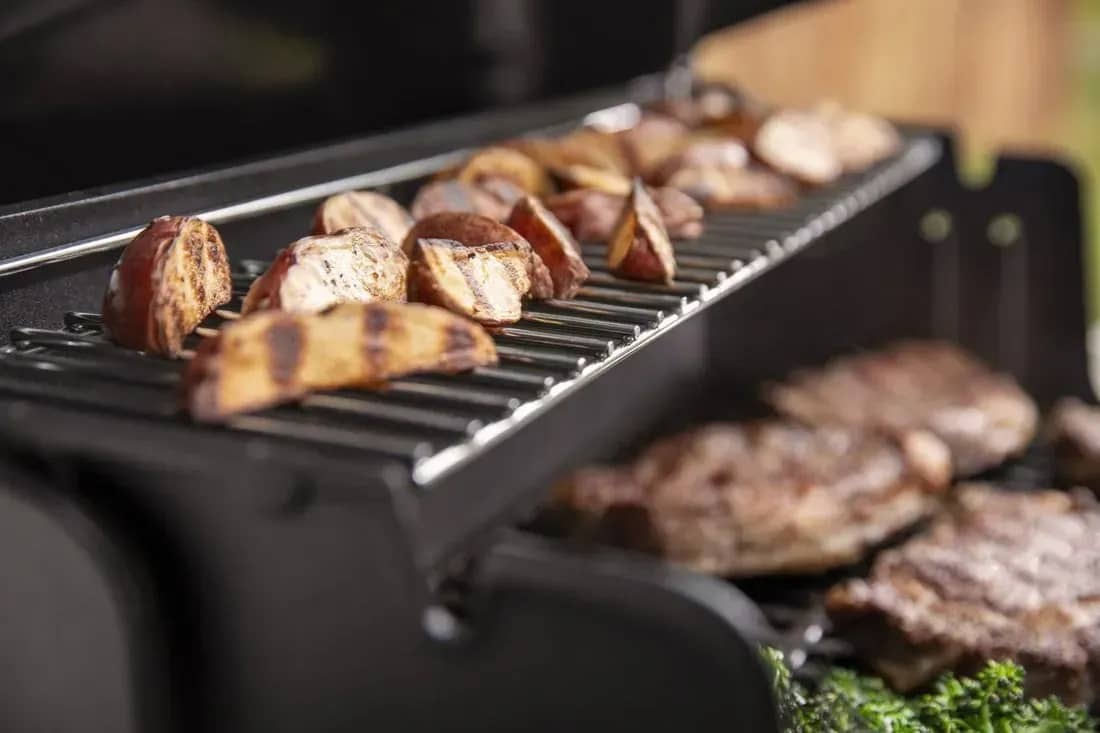 Приготовление на газовом гриле Weber Genesis E-315 Приготовление на газовом гриле Weber Genesis E-315