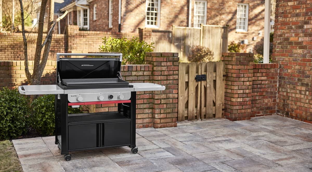 Газовый гриль Weber Slate GPD 76 см на террасе Газовый гриль Weber Slate GPD 76 см на террасе