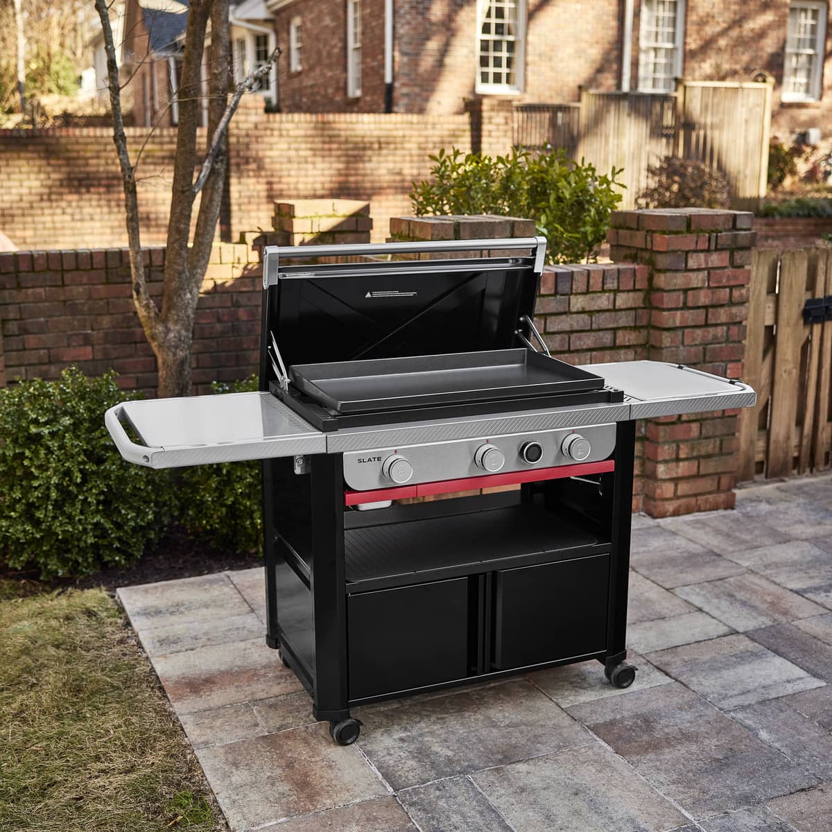 Гриль Weber Slate GPD 76 см на террасе Гриль Weber Slate GPD 76 см на террасе