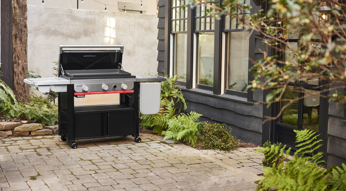 Гриль-планча Weber Slate GPSB 76 cm Premium на террасе Гриль-планча Weber Slate GPSB 76 cm Premium на террасе