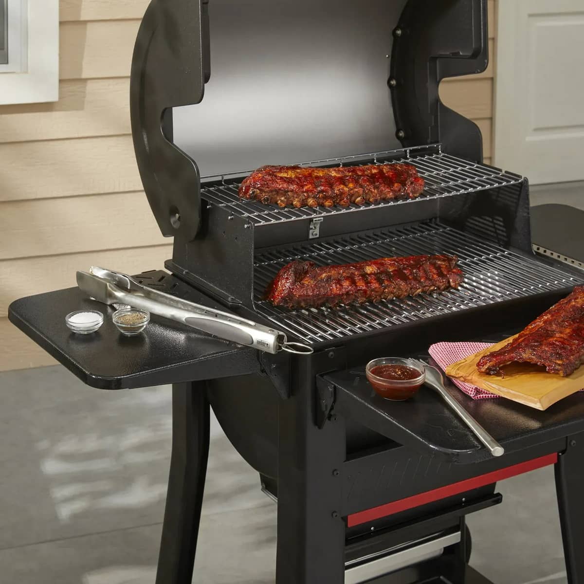 Складной боковой столик Weber для пеллетных грилей Searwood и Smoque Складной боковой столик Weber для пеллетных грилей Searwood и Smoque