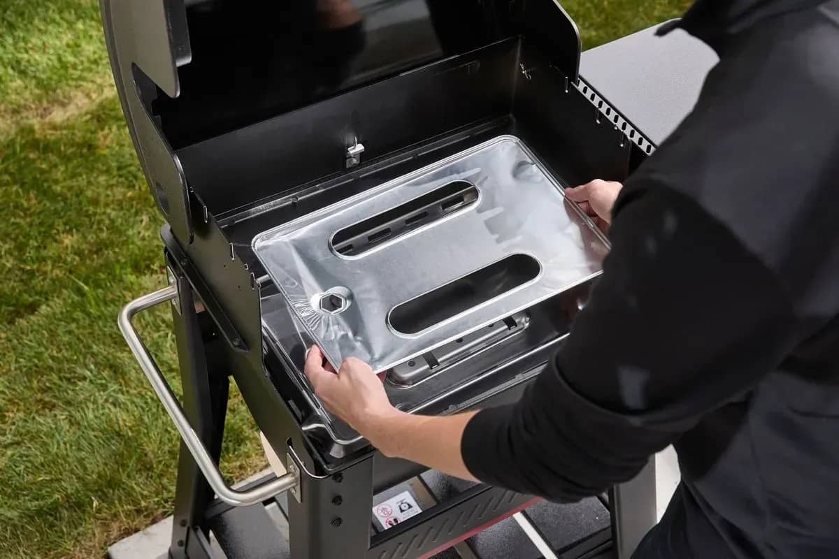 Сменный алюминиевый поддон Weber Smoque 500 Сменный алюминиевый поддон Weber Smoque 500