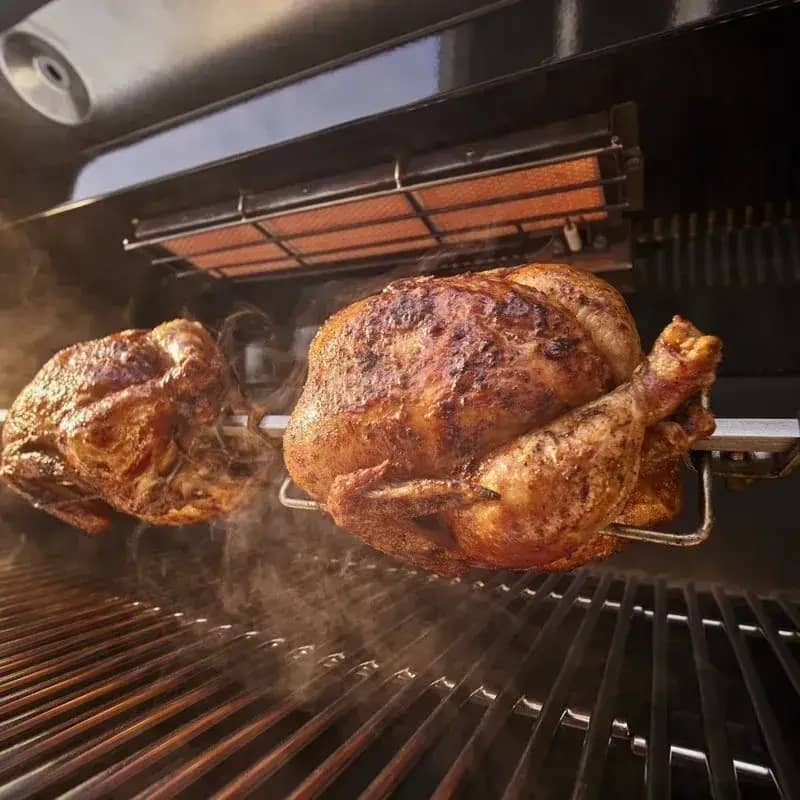 Приготовление курицы на гриле Weber Summit E, черный Приготовление курицы на гриле Weber Summit E, черный