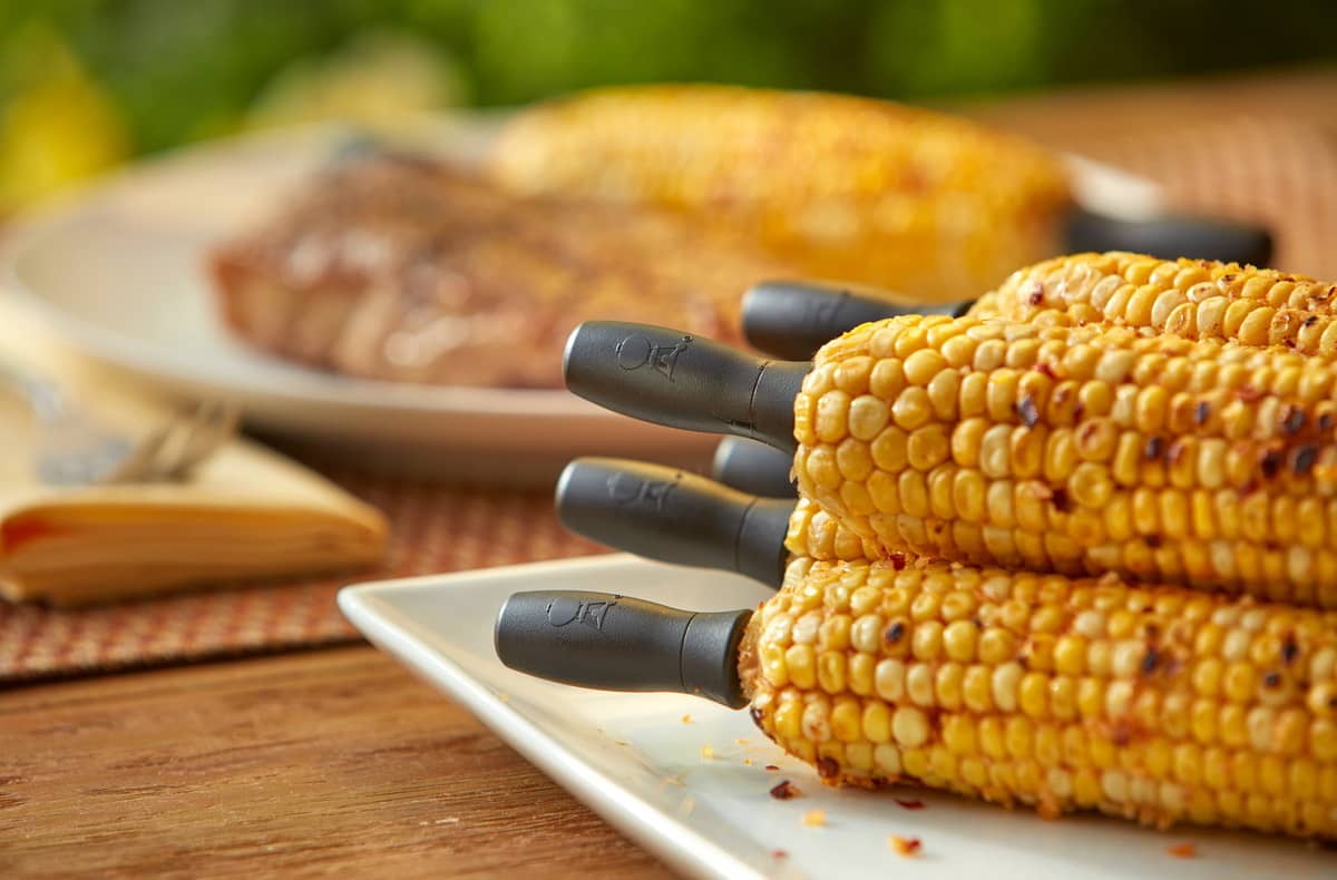 Приготовление кукурузы с помощью держателей Weber