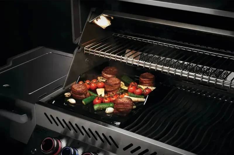 Приготовление на планче для гриля Napoleon P/ Pro / 700 Приготовление на планче для гриля Napoleon P/ Pro / 700