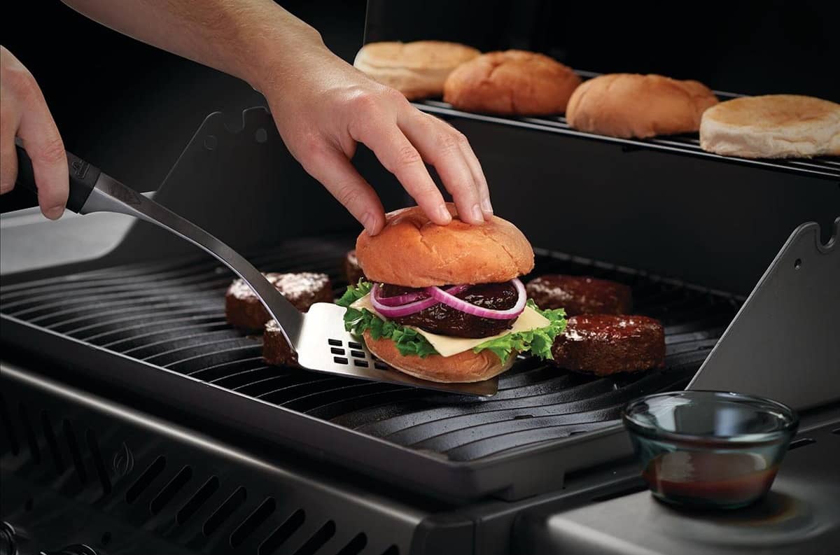 Приготовление с лопаткой President's Edition от Napoleon