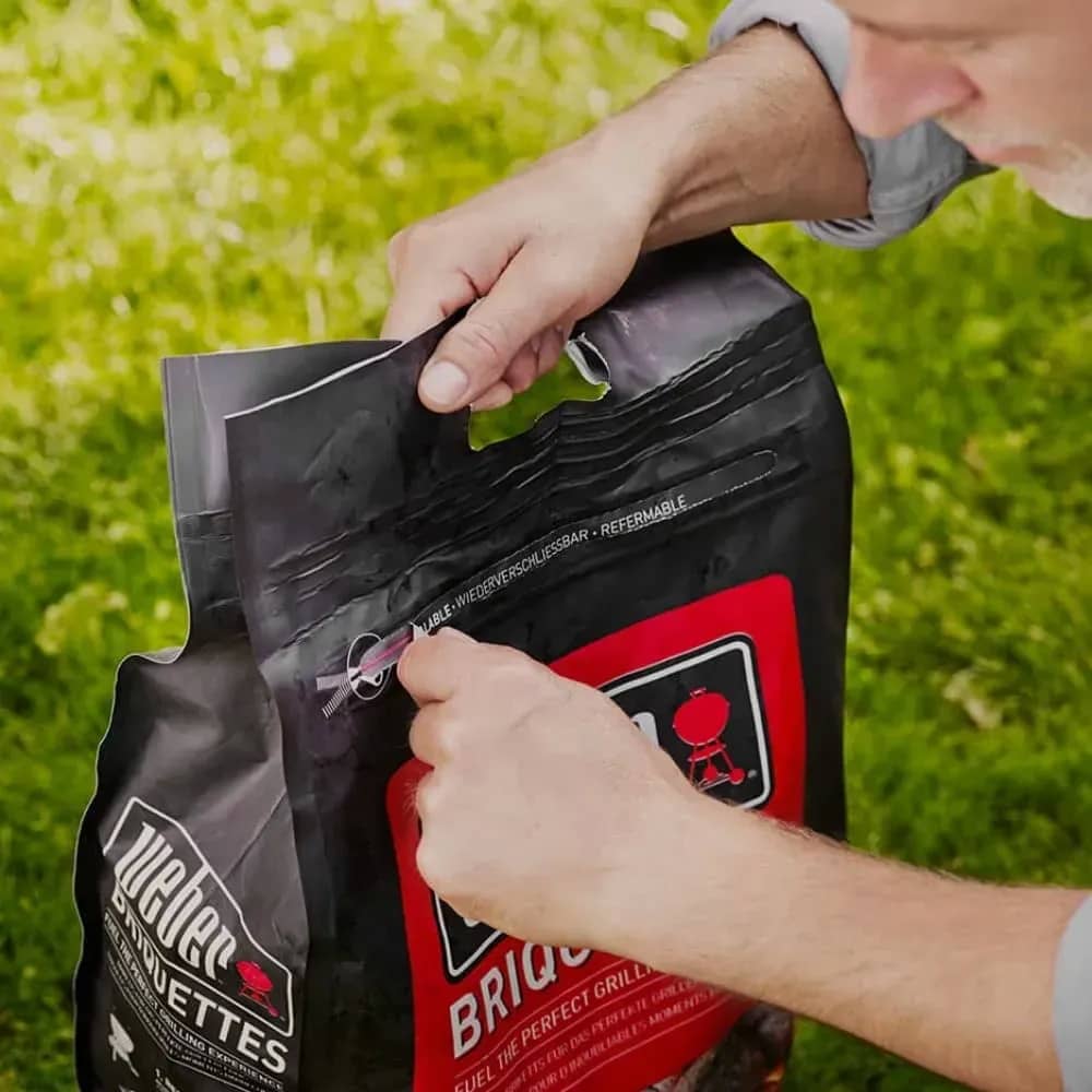 Брикеты угольные Weber 4 кг в упаковке с защитой от влаги Брикеты угольные Weber 4 кг в упаковке с защитой от влаги