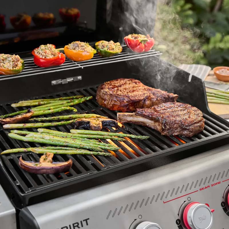 Приготовление мяса и овощей на гриле Weber Spirit E-435 Приготовление мяса и овощей на гриле Weber Spirit E-435