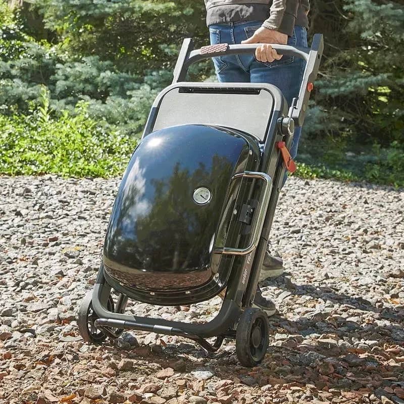 Газовый гриль Weber Traveler LP Stealth Edition черный со встроенным термометром Газовый гриль Weber Traveler LP Stealth Edition черный со встроенным термометром