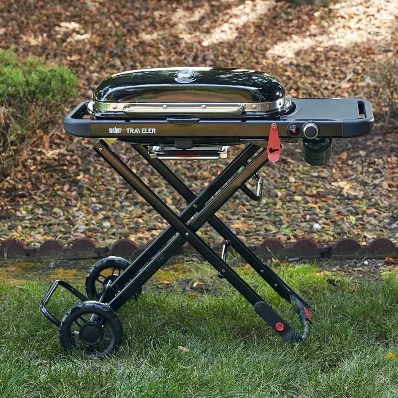 Газовый гриль Weber Traveler LP Stealth Edition черный в саду Газовый гриль Weber Traveler LP Stealth Edition черный в саду
