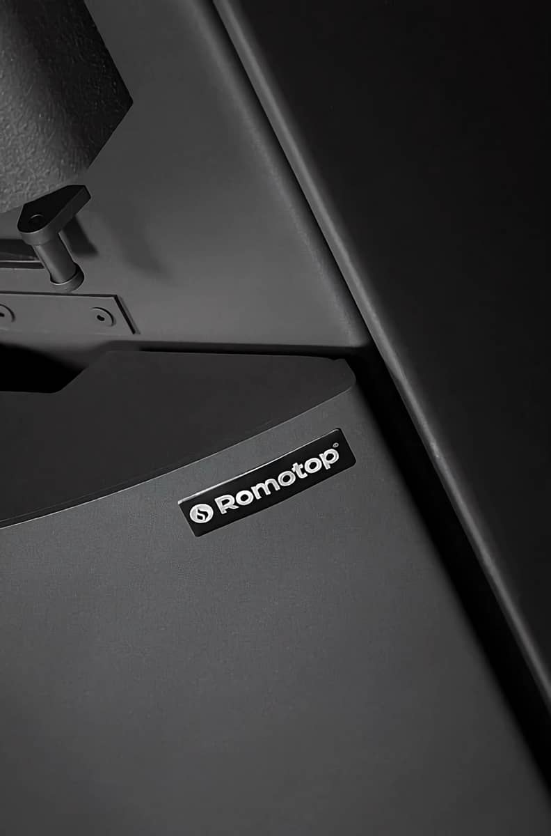 Фирменный логотип ROMOTOP на печи PARLA 3S 30 сталь Фирменный логотип ROMOTOP на печи PARLA 3S 30 сталь